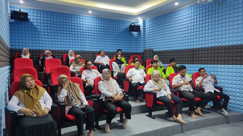 SERU: Sejumlah orang tampak tengah melakukan simulasi menonton di Audio Visual Perpusda Pemalang