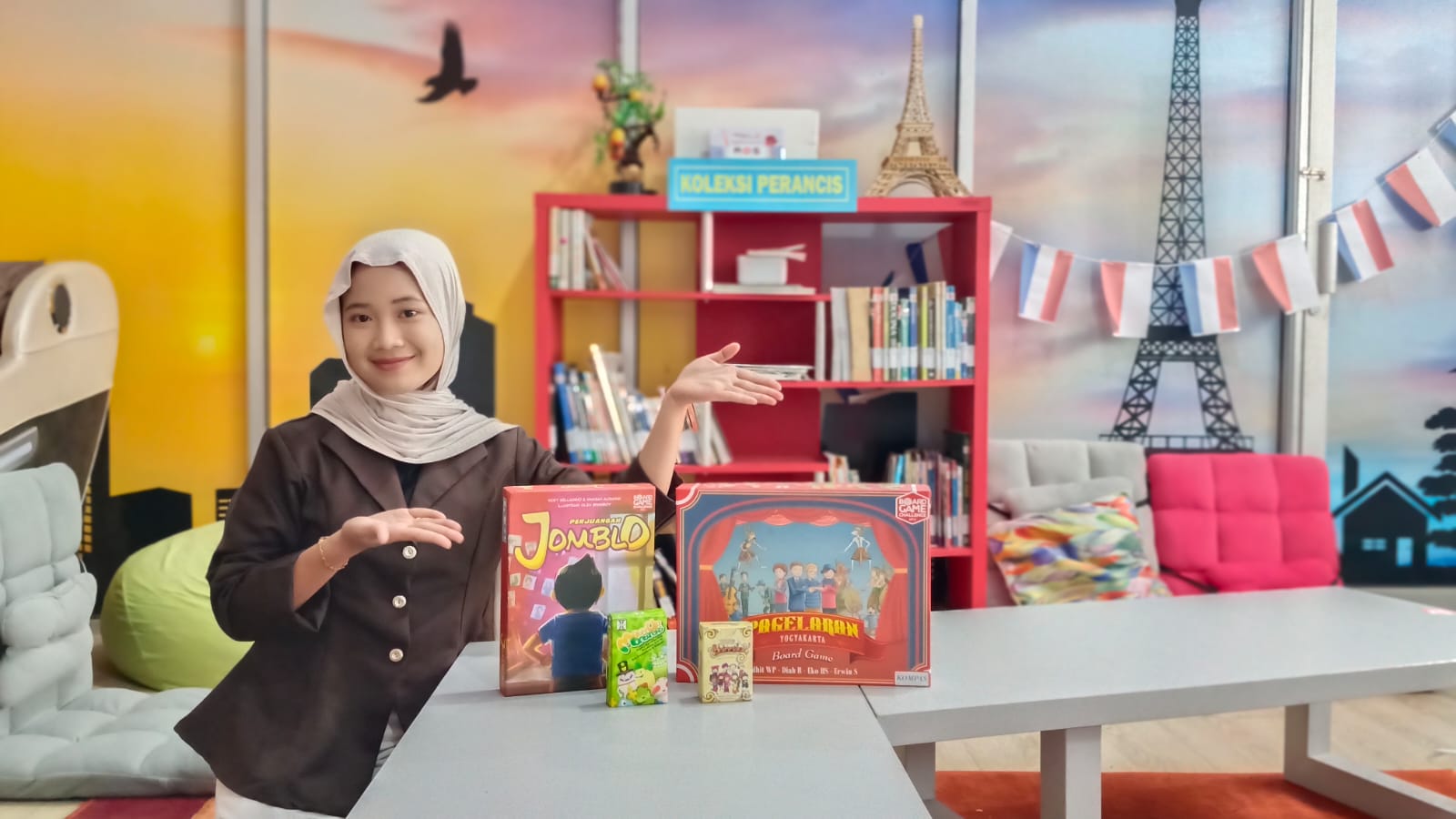 Salah satu volunteer, Ika Wulan menunjukkan fasilitas game yang ada di warung prancis perpustakaan UMK, Rabu (7/1/26)