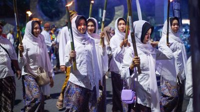 Ribuan warga membawa obor dan kendi berjalan menuju Menara Kudus dalam prosesi Laku Banyu Panguripan