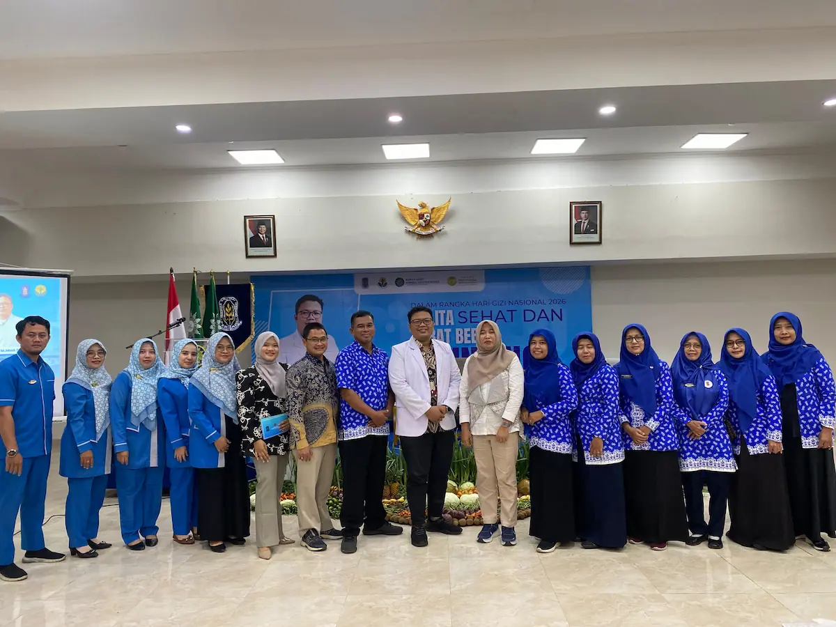 Pengurus Persagi Kudus swafoto bersama dokter spesialis anak dari RS Sarkies Aisyiyah Kudus dalam Talkshow Hari Gizi Nasional