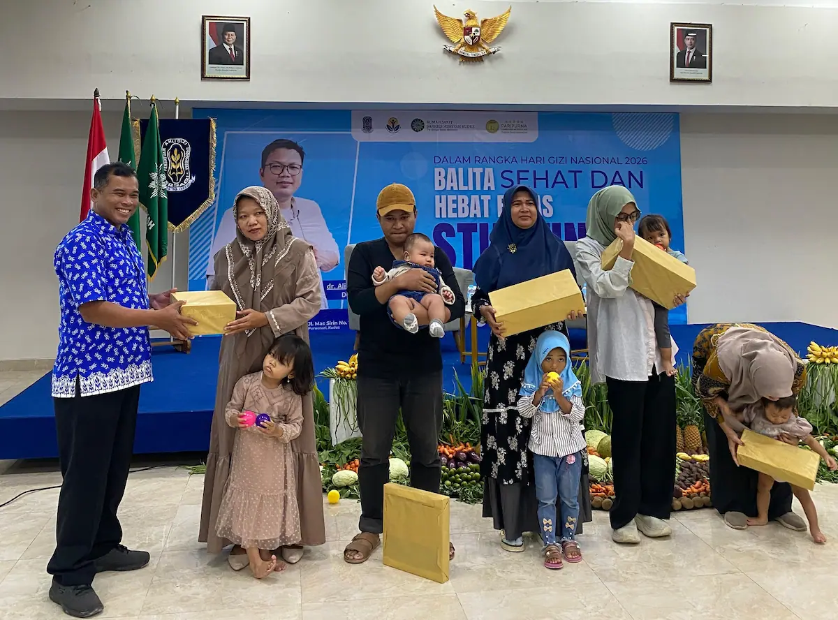 Ketua Persagi Kudus, Nur Sahal, S.Gz, memberikan reward kepada peserta