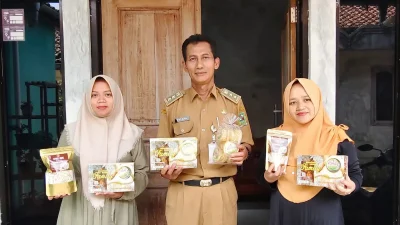 Anggota KWT Putri Gunung bersama Kepala Desa Pakelen saat menunjukkan produk hasil olahan salak di rumah produksi Desa Pakelen, Kecamatan Madukara, Banjarnegara