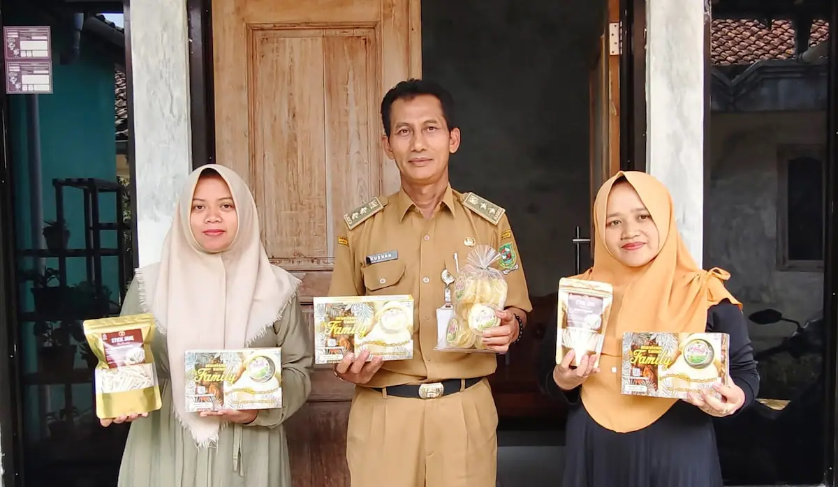 Anggota KWT Putri Gunung bersama Kepala Desa Pakelen saat menunjukkan produk hasil olahan salak di rumah produksi Desa Pakelen, Kecamatan Madukara, Banjarnegara