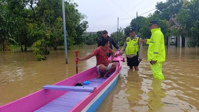 Potret Warga Mintobasuki Hidup Akrab dengan Banjir: Sekolah Naik Perahu, Tidur di Atas Kayu