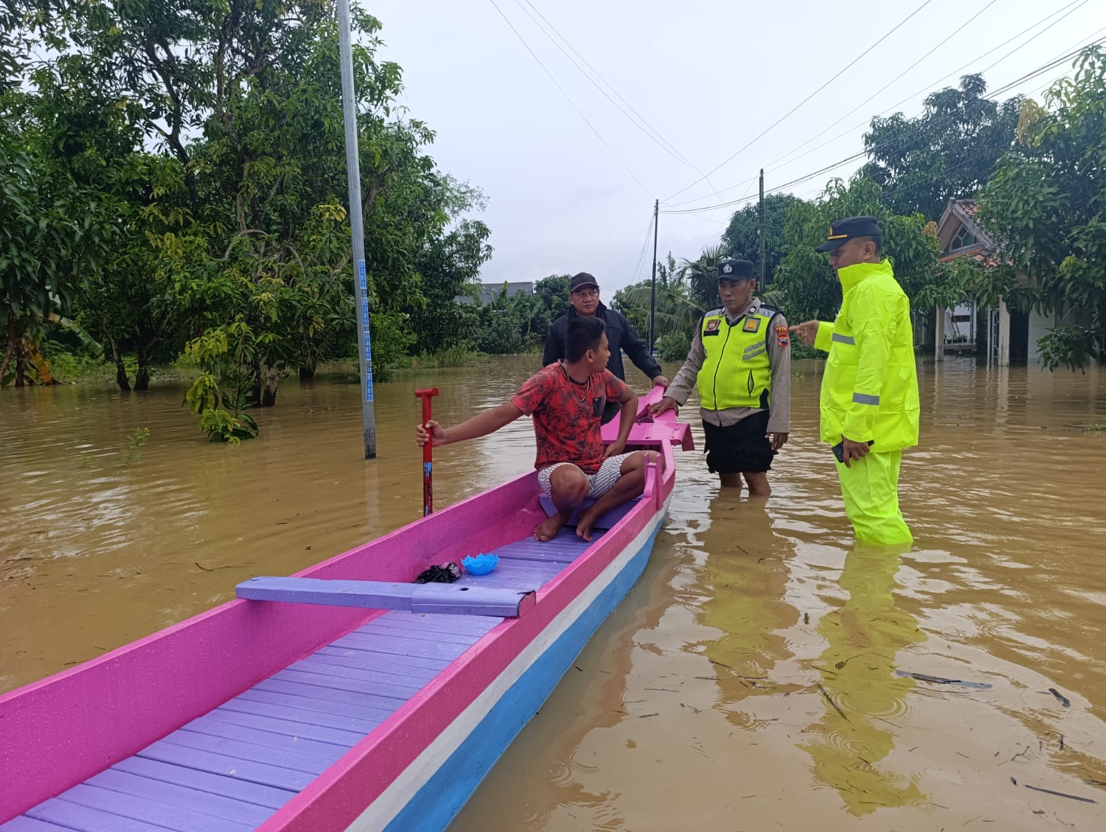 Warga Desa Mintobasuki Gabus yang terdampak banjir beraktivitas naik perahu