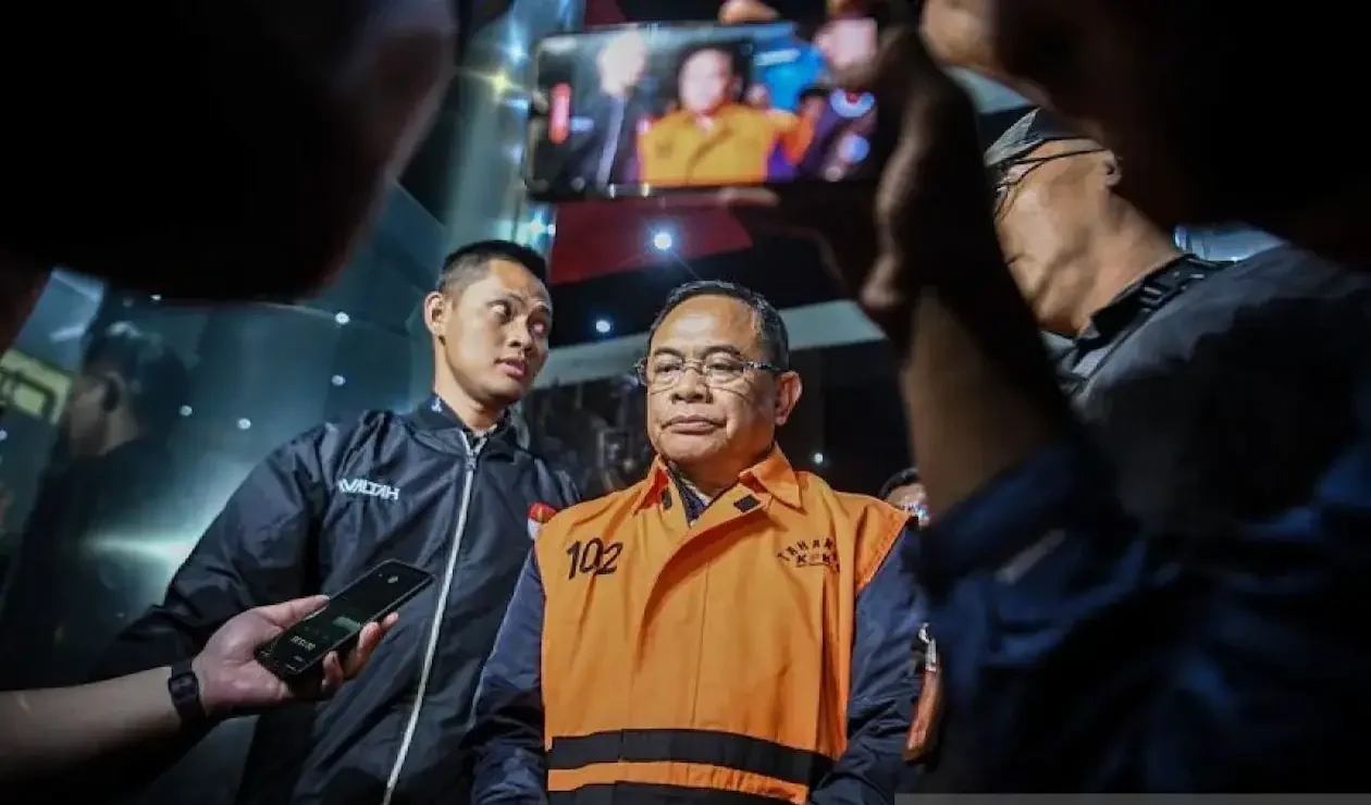 Bupati Pati Sudewo berjalan meninggalkan Gedung KPK Merah Putih usai pemeriksaan di Jakarta