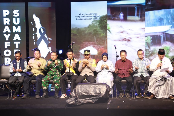 Ketua FKUB Purworejo H Habib Soleh (paling kanan) saat memimpin doa di malam pergantian tahun, bersama Bupati Purworejo Yuli Hastuti dan jajaran Forkopimda Purworejo