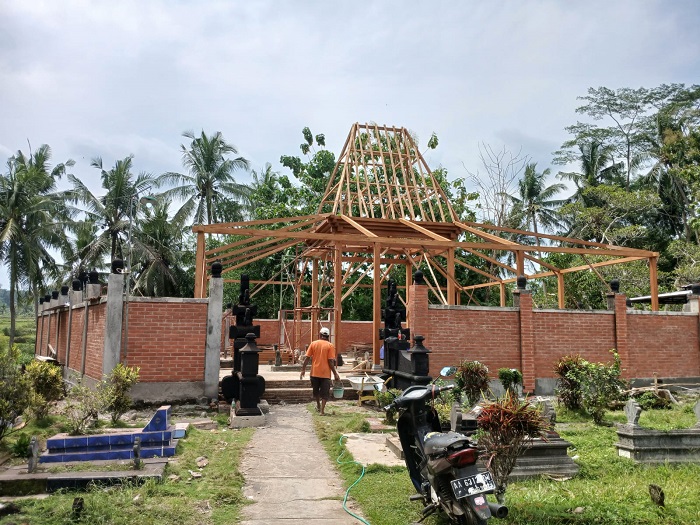 Proses rehab Makam Kiai Irsyad, pembuat Bedug Pendowo, bedug kayu jati terbesar di dunia, di Pemakaman Umum Solotiyang, Desa Maron, Kecamatan Loano, Purworejo