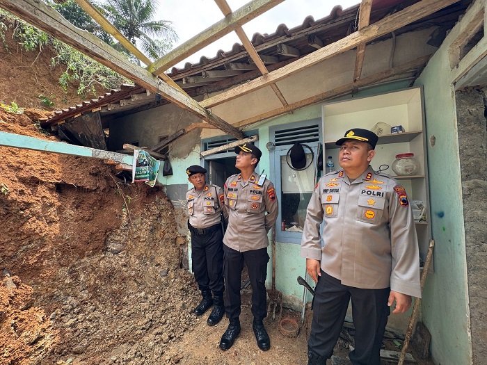 Kapolres Purworejo AKBP Windy Syafutra saat meninjau rumah warga yang rusak akibat tanah longsor di Kecamatan Bener