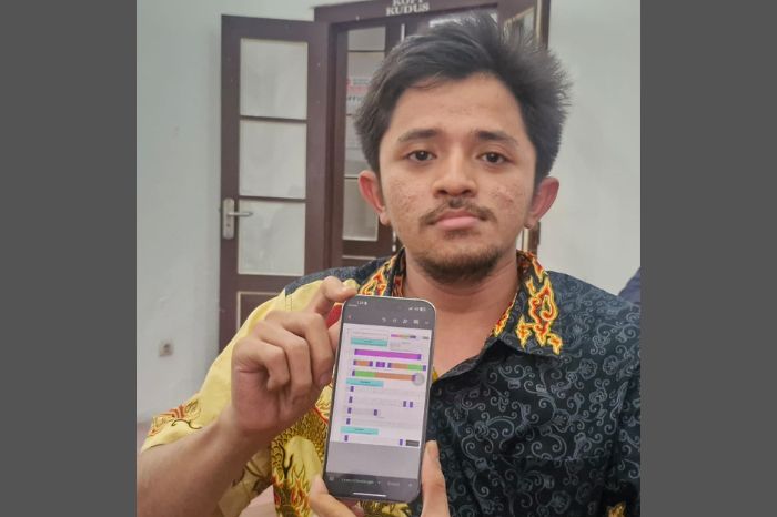 Koordinator Dandangan, Anjas Pramono menunjukkan sistem digitalisasi pendaftaran lapak Dandangan 2026