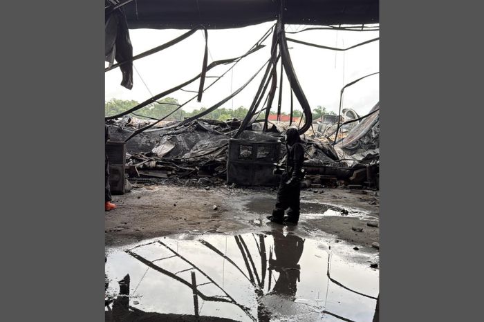 Tim Gegana Brimob Polda Jateng saat melakukan pemeriksaan di lokasi kebakaran pabrik PT Chengqi Jepara