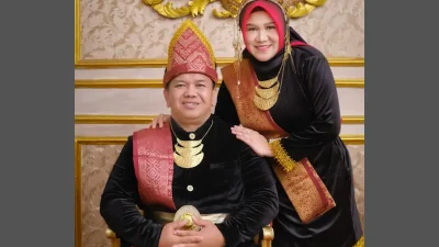 Abdul Rochim bersama sang istri yang juga Kepala SMP 1 Jati, Kudus, Sumaryatun