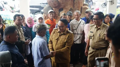 Plt Bupati Pati menyerahkan bantuan Baznas kepada warga fakir miskin di Kecamatan Pati.