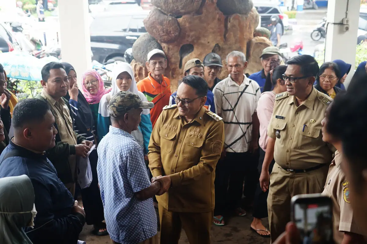 Plt Bupati Pati menyerahkan bantuan Baznas kepada warga fakir miskin di Kecamatan Pati.