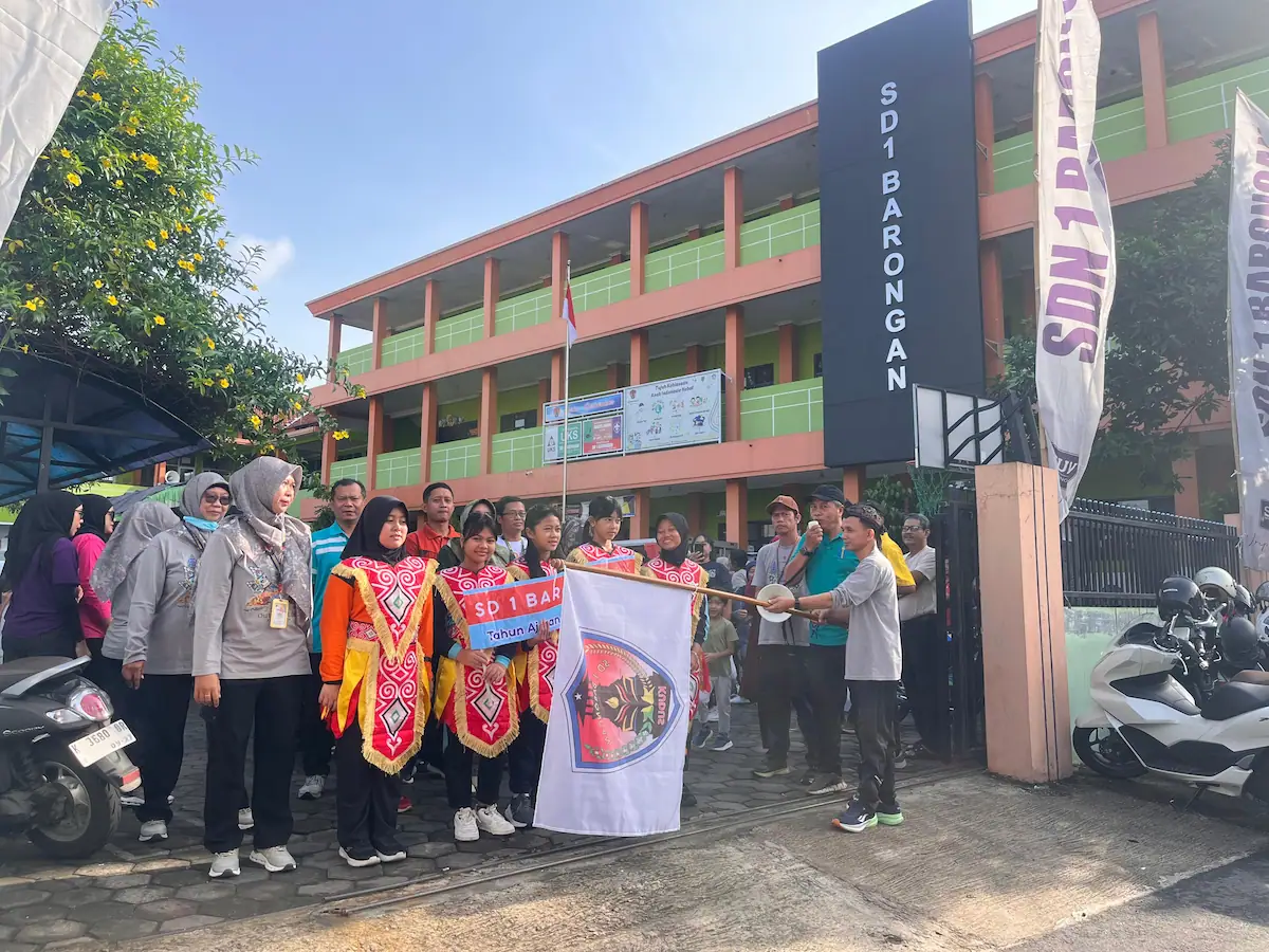 SD 1 Barongan bersama-sama mengikuti jalan sehat dalam rangka menyambut bulan suci ramadhan
