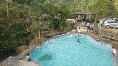 Suasana destinasi wisata alam Joglo Dopang di Desa Rahtawu, Kabupaten Kudus