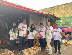 Dukung Ekonomi Lokal, ASN Kecamatan Dawe Borong Dagangan di Pasar Piji