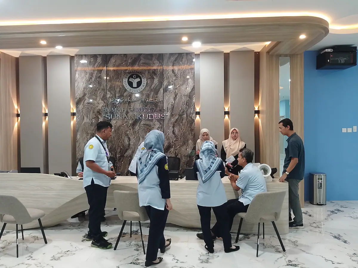 Direktur RSI Sunan Kudus, dr. Ahmad Syaifuddin tampak sedang memantau layanan Poliklinik Eksekutif