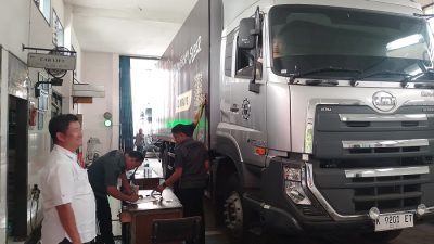 Petugas Dishub Kudus saat melakukan pemeriksaan uji KIR kendaraan angkutan barang