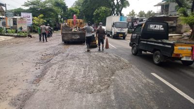 Rusak Parah Akibat Hujan, Jalan Lingkar Utara Kudus Mulai Ditangani Darurat