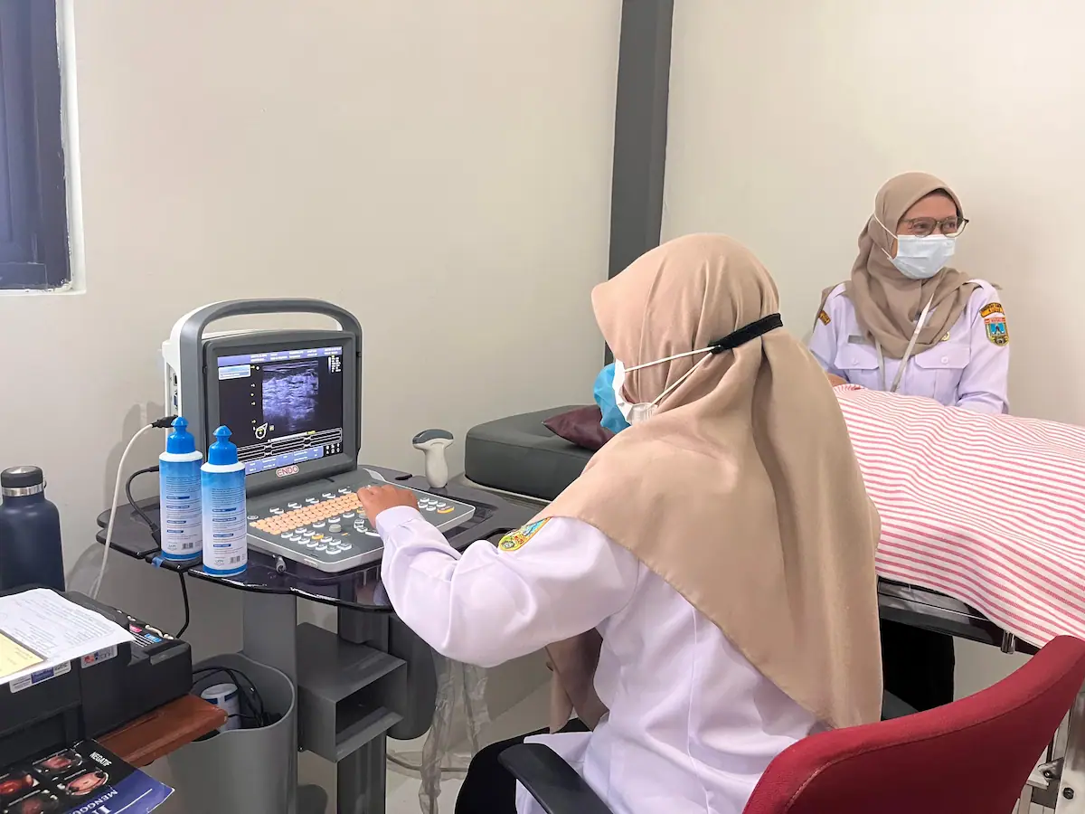 Layanan kesehatan pemeriksaan USG di Puskesmas Bae Kudus.