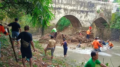 Warga Gondangmanis Kudus Kompak Angkut Gunungan Sampah Kiriman di Sungai Dawe