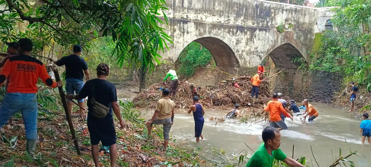 Pemdes Gondangmanis dan warga gotong royong membersihkan sampah yang menyumbat di Sungai Dawe