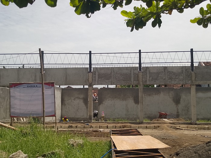 Penampakan bangunan Koperasi Desa Jojo, Kecamatan Mejobo yang sedang dalam pembangunan