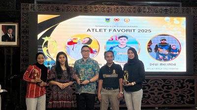 Atlet pencak silat Safira Dwi Meilani saat menerima piala penghargaan KONI Award di Kabupaten Kudus