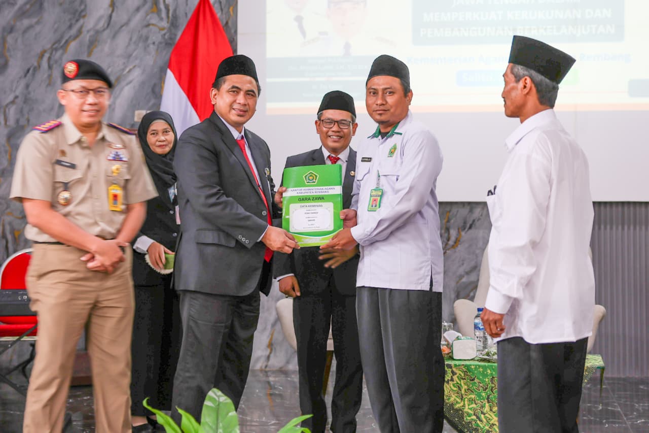 Wagub Jateng Taj Yasin Maimoen menyerahkan dokumen simbolis pada peringatan HAB Kemenag ke-80 di Rembang