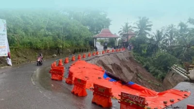 Kondisi akses jalan wisata Kudus yang tertutup longsor akibat hujan deras.