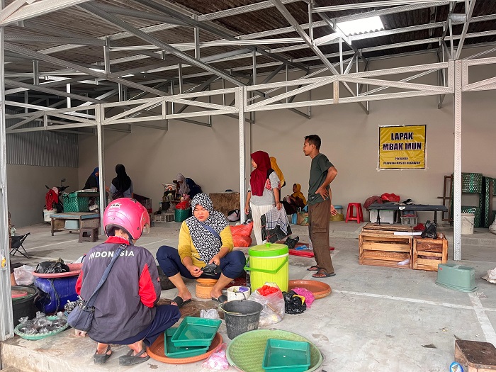 Suasana baru Pasar Desa Megawon yang kini menempati lahan milik perusahaan swasta, tak lagi memakan bahu jalan