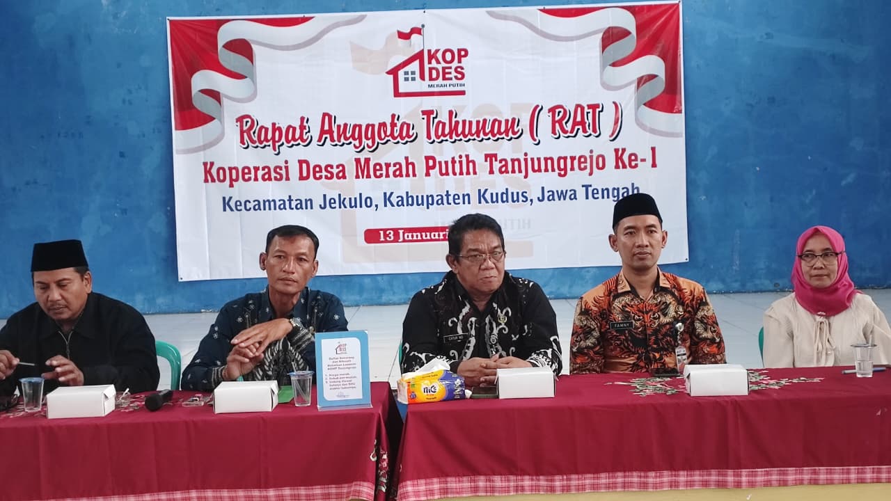 Suasana Rapat Anggota Tahunan (RAT) perdana Koperasi Desa Merah Putih (KDMP) Tanjungrejo di Aula Balai Desa.