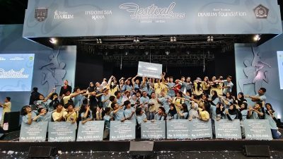 Tim Teater Bobot SMP Negeri 1 Kudus berfoto bersama usai memborong piala di Festival Teater Pelajar XV