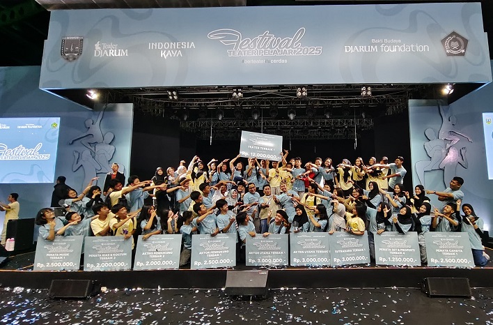 Tim Teater Bobot SMP Negeri 1 Kudus berfoto bersama usai memborong piala di Festival Teater Pelajar XV