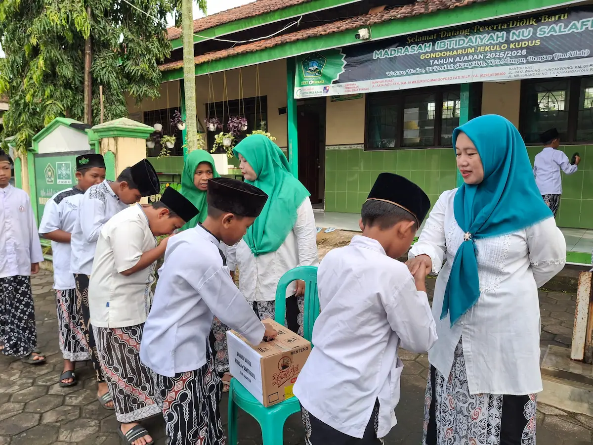 Siswa MI NU Salafiyah saat menyerahkan donasi banjir kepada perwakilan NU Peduli Jekulo.