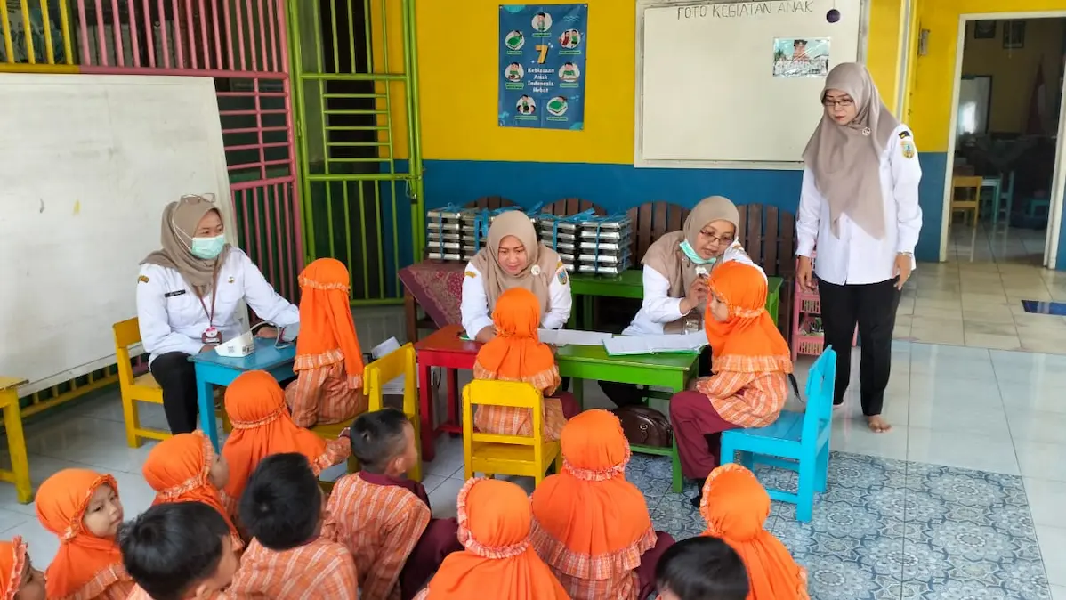 Petugas Puskesmas Bae melaksanakan program Cek Kesehatan Gratis (CKG) di TK Pertiwi Bae 4