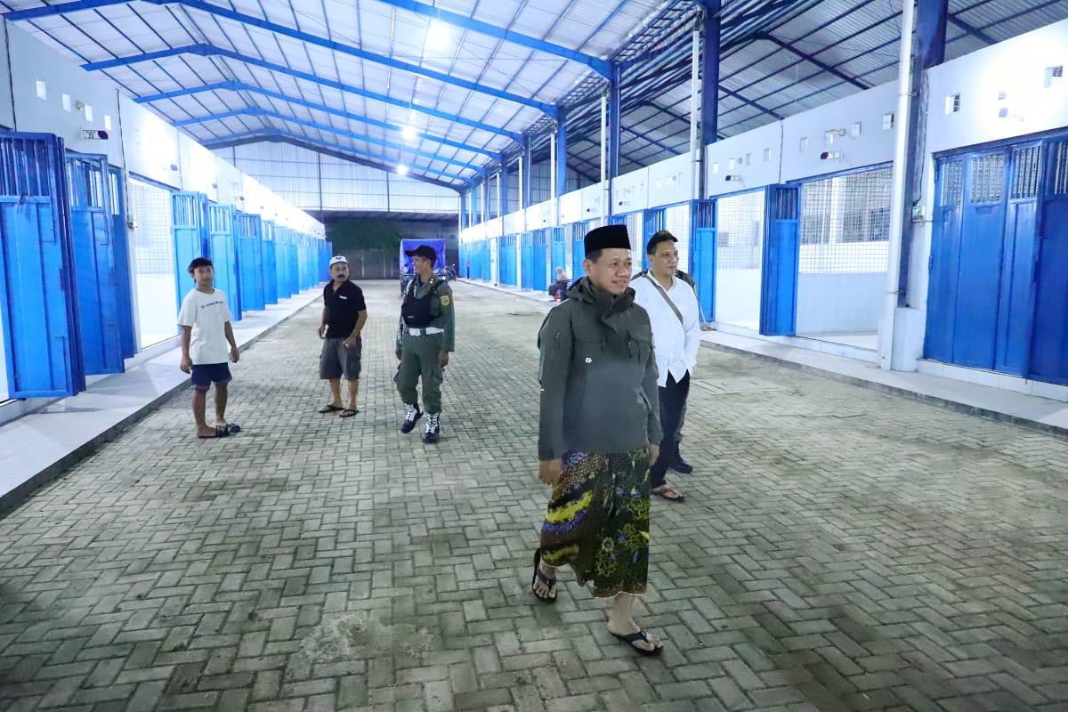 Bupati Kudus Sam&rsquo;ani Intakoris saat meninjau proses relokasi pedagang sayur dari Pasar Bitingan ke Pasar Saerah, Kamis (8/1) malam