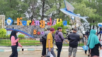 Ribuan wisatawan memadati Pantai Karangjahe Rembang saat libur Natal dan Tahun Baru 2026
