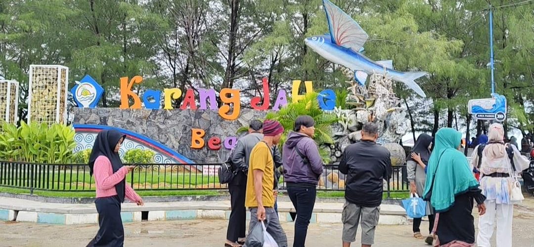 Ribuan wisatawan memadati Pantai Karangjahe Rembang saat libur Natal dan Tahun Baru 2026