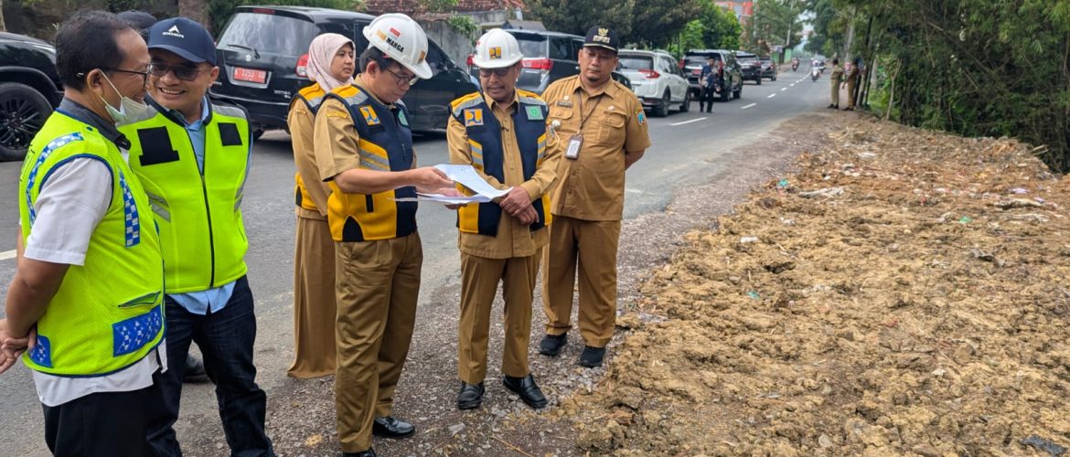 Bupati Rembang H. Harno meninjau langsung hasil proyek pelebaran Jalan Nasional ruas Sulang–Sumber