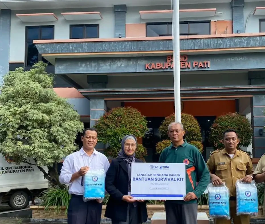 Perwakilan BRI Kantor Cabang Pati menyerahkan bantuan bagi masyarakat terdampak banjir di Kabupaten Pati di Kantor BPBD Kabupaten Pati