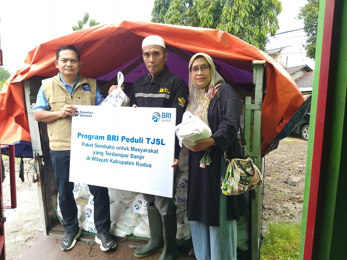 Penyerahan simbolis bantuan paket sembako oleh BRI Kudus kepada warga terdampak banjir di lokasi pengungsian.