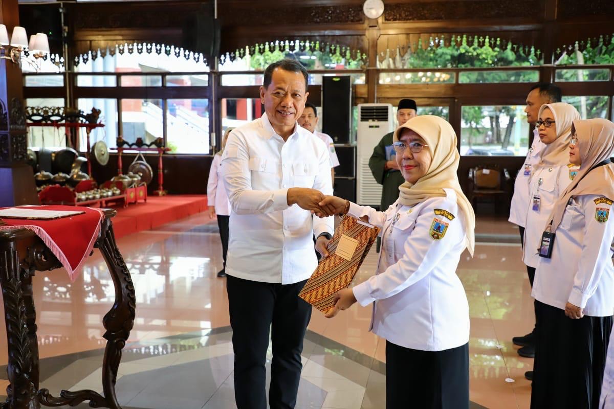Bupati Kudus Sam’ani Intakoris mengambil sumpah jabatan pejabat Bapperinda di Pendapa Kabupaten Kudus