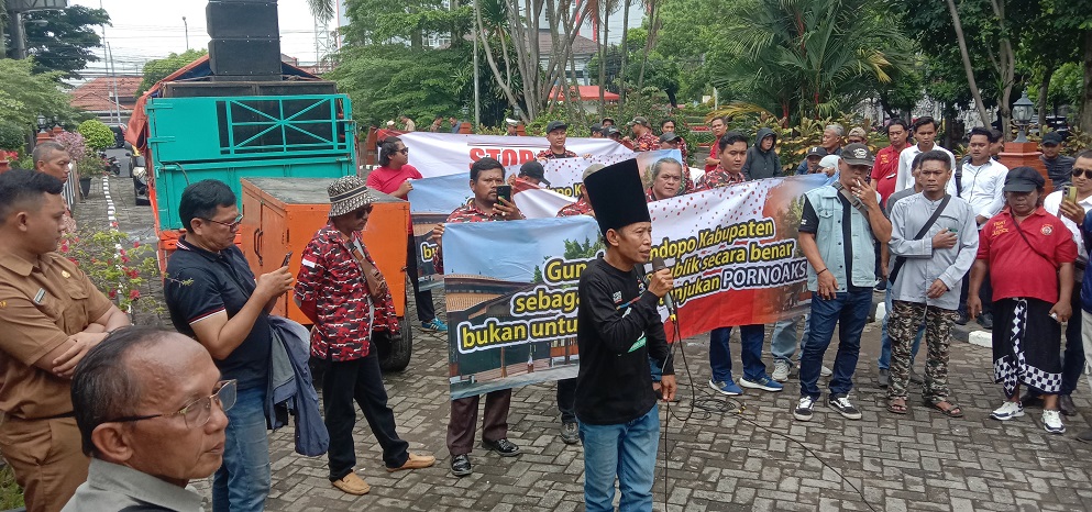 Puluhan massa yang tergabung dalam Koalisi Masyarakat Sipil untuk Kudus Bermartabat menggelar aksi unjuk rasa