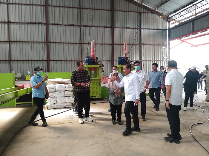 ‎‎Direktur HR & GA Pura Group, Agung Subani saat mendampingi Mentri LH dan Bupati Kudus melihat teknologi RDF