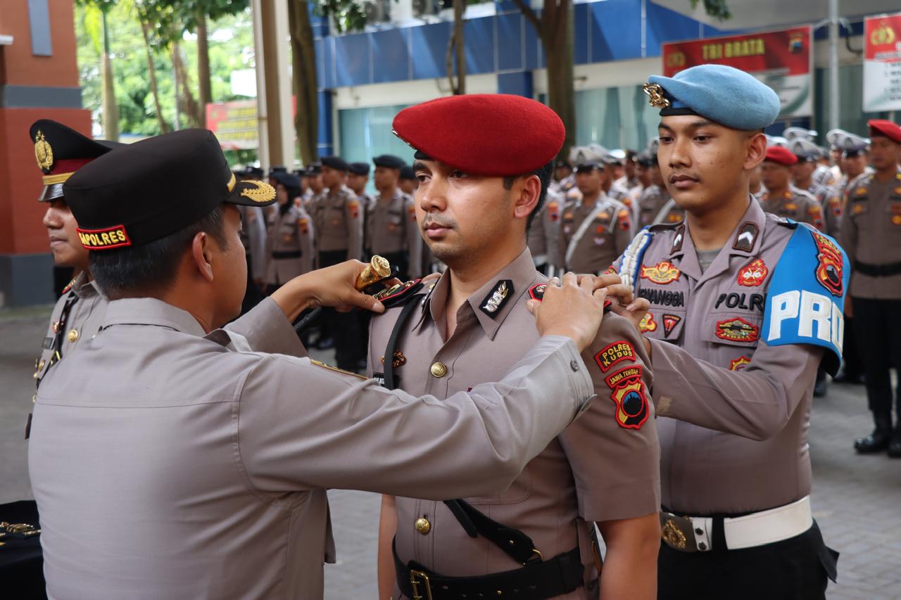 Kapolres Kudus AKBP Heru Dwi Purnomo saat memimpin sertijab tiga pejabat Polres Kudus, di Halaman Apel Wicaksana Laghawa Polres Kudus, Rabu (7/1/26)