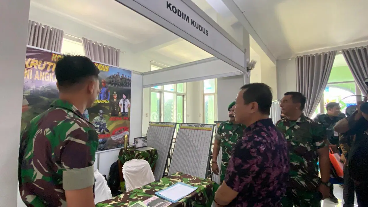 Bupati Kudus Sam'ani Intakoris meninjau stand Expo Perguruan Tinggi Kudus di Gedung JHK