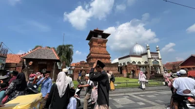 Wisatawan memadati kawasan wisata religi Makam Sunan Kudus.