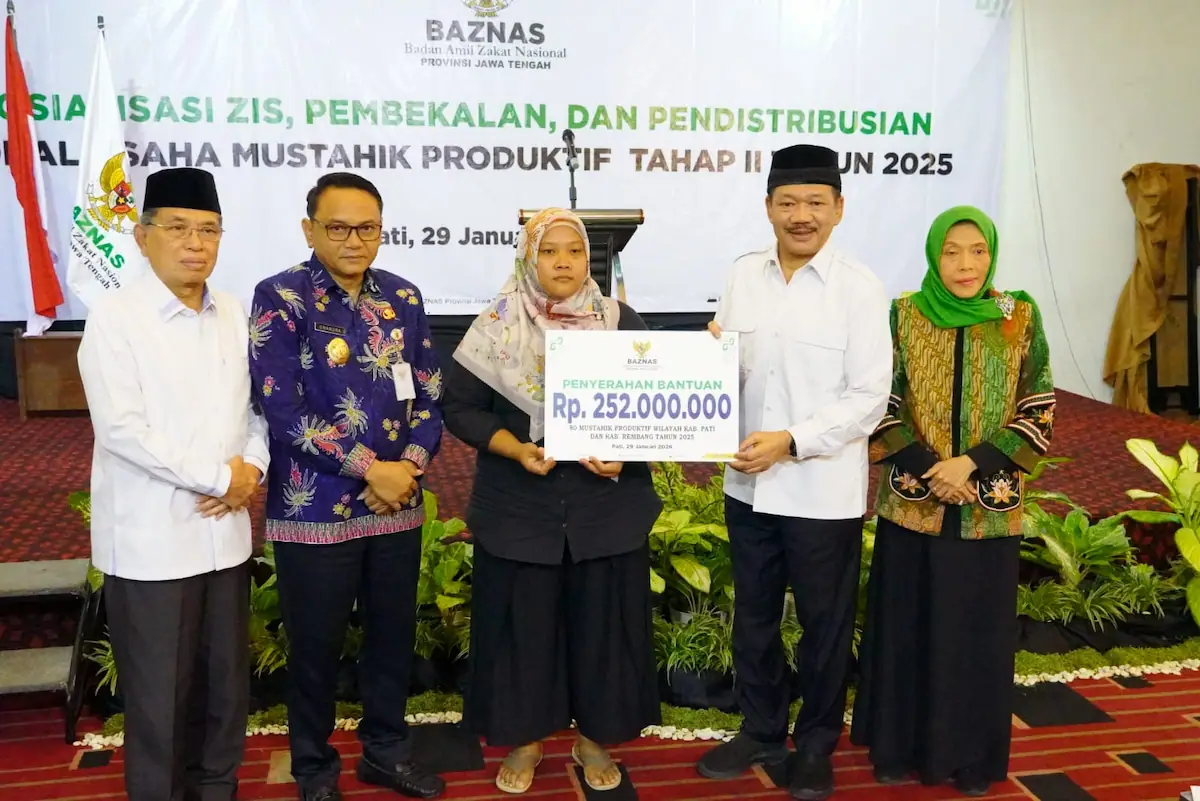 Plt Bupati Pati Risma Ardhi Chandra saat menyerahkan bantuan modal usaha UMKM dari Baznas secara simbolis di Hotel Safin Pati.